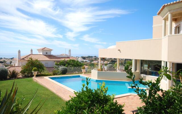 Lavish Villa in Albufeira With Private Swimming Pool