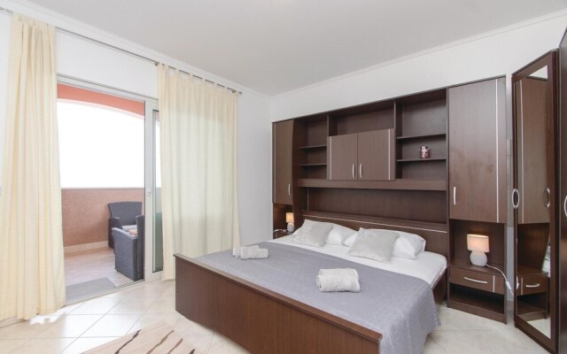 Beautiful Home in Blato With Wifi and 5 Bedrooms