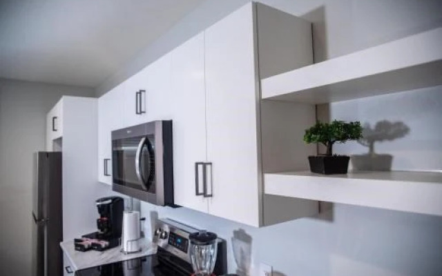 Air & Road Travelers' Perfect Spot! + Full Kitchen