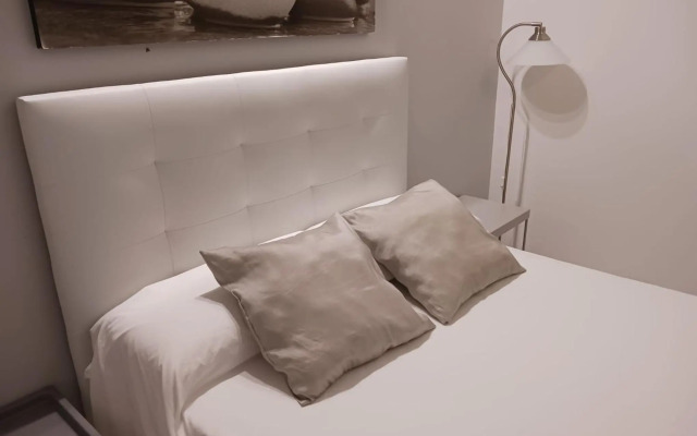 Las Columnas De Adriano. Calle Mármoles, 5