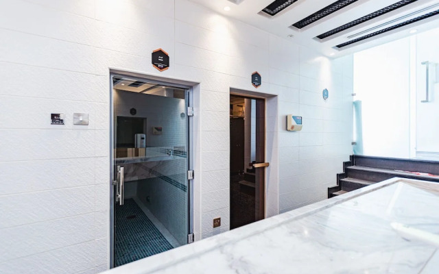 Waves - Chic Studio With Balcony Overlooking City Views