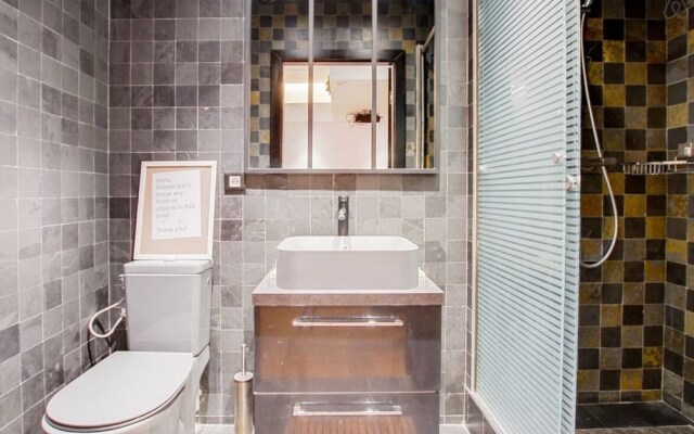 Modern Industrial 80m2 Apartment Near Bastille