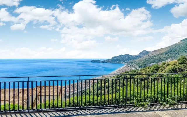 Classy Holiday Home in Letojanni near Sea