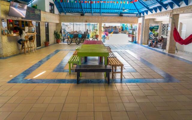 Wonderland Hostel By GB Collection
