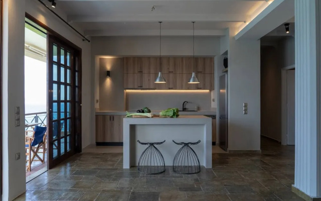 Luxury Seaview Apartment, 1min Walk From Beach!