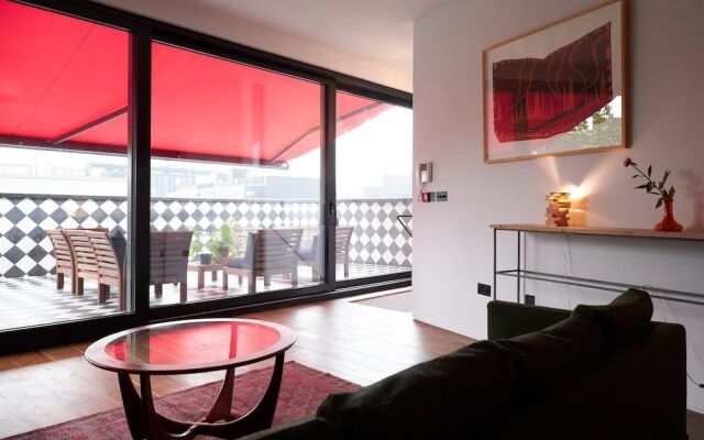 3-bed Flat w/ 2 Terraces in Hackney, East London!