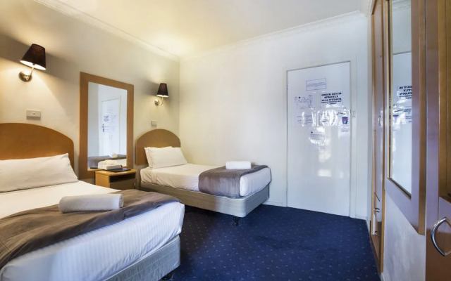 Skyways Hotel Airport West