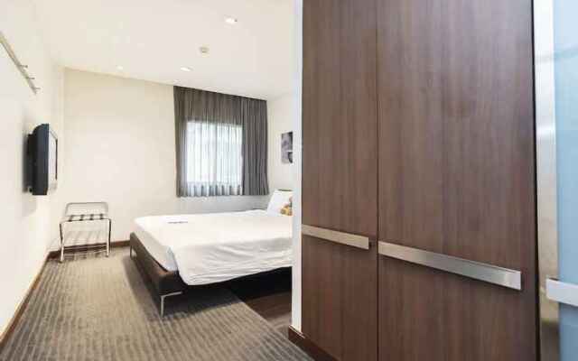 Silver Living Phrom Phong by Favstay