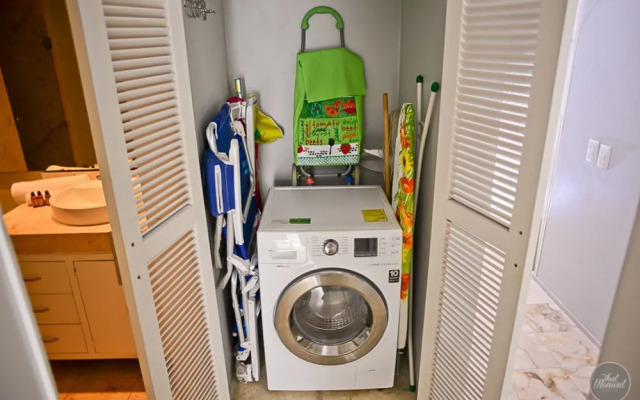 Magia Apartment F102 by iMexico