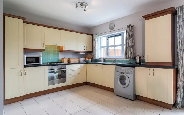 3 Bedroom pet Friendly Home With Access to Pool