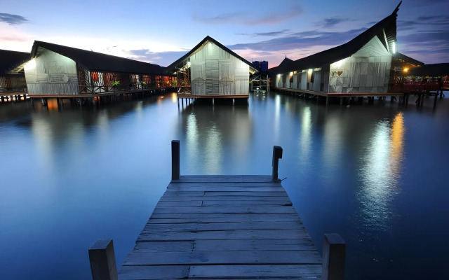 Dragon Inn Floating Resort