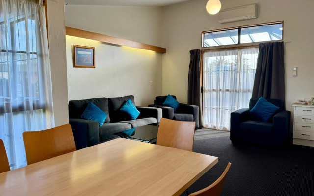 Teal Motor Lodge