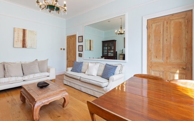 Gorgeous 1 Bedroom in Earl's Court With Vintage Furniture