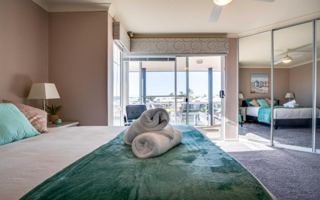 Mandurah Canal Beach House- 5 Mins Beach, Golf Course, City Centre, Parks – Guest Rooms – Halls Head