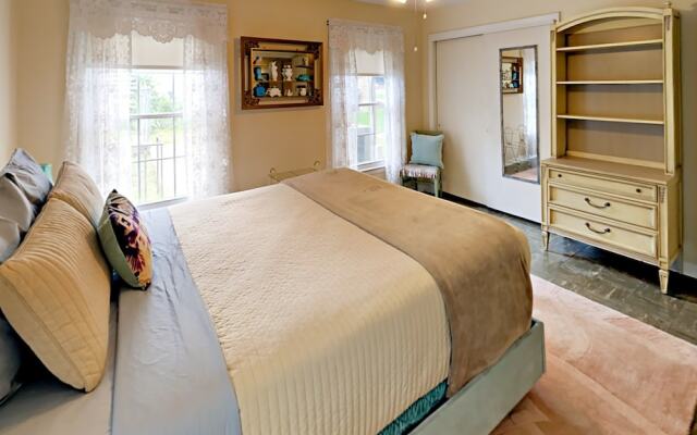 3BR 2BA Brentwood Home by RedAwning