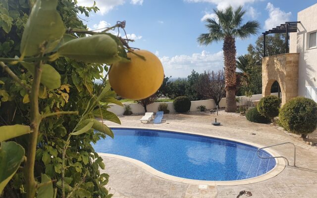 Spacious and Modern 2 bed Apartment in Peyia