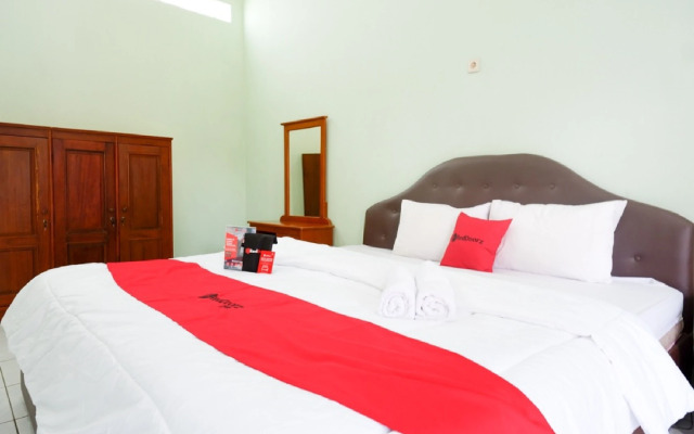 RedDoorz Plus near Stadion Wijaya Kusuma