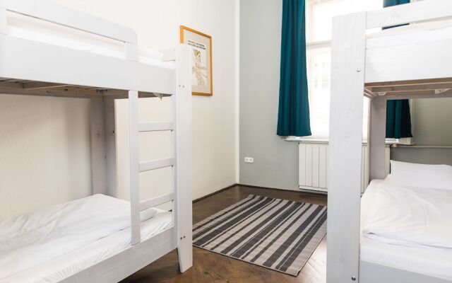 2B Hostel & Rooms