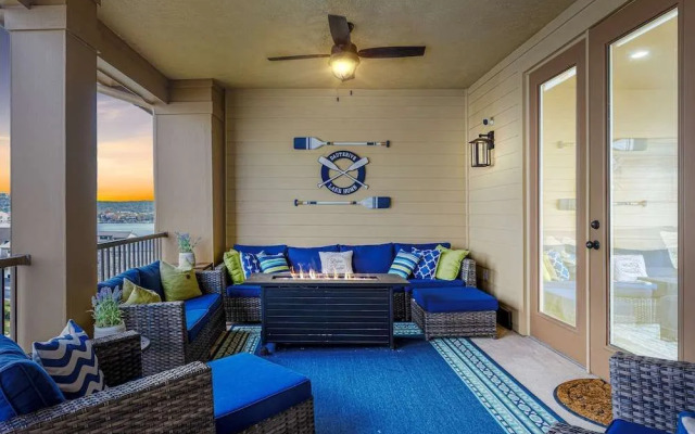 Luxury Waterfront Condo W/pool & Views!