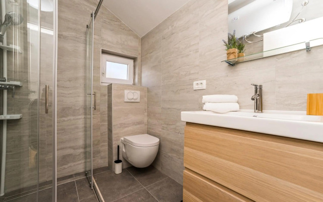 Ocean blue modern apartment for 8