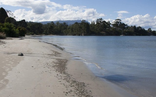 Snug Beach Cabin And Caravan Park