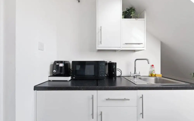 Harrow Haven Retreat - Modern City Apartment