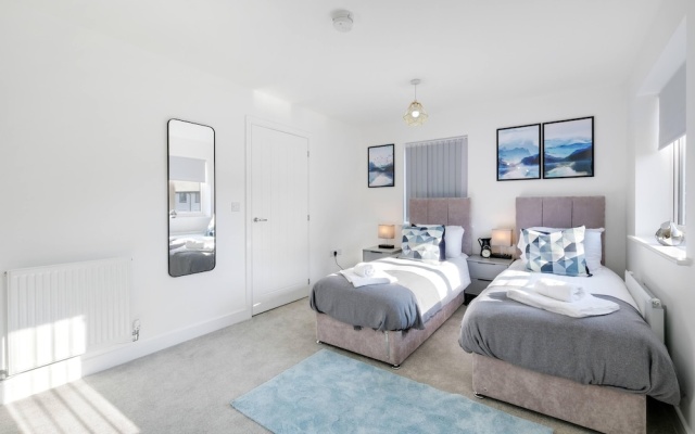 Luxaura 5 Bedroom 3 Bath Service House w/ Parking