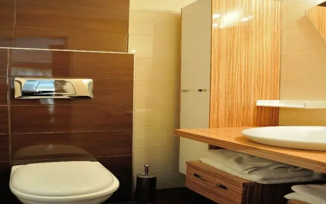 Adonis City Hotel