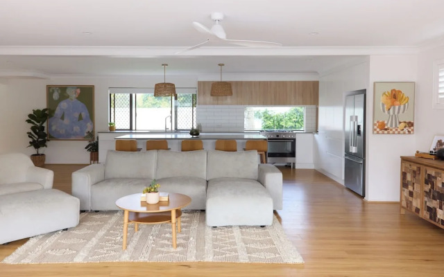 Tugun Retreat - 5BRM Home with Pool