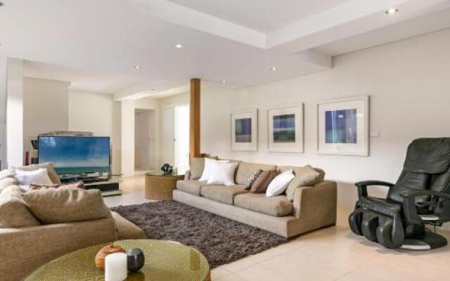 Luxury Executive Residence On Beachfront