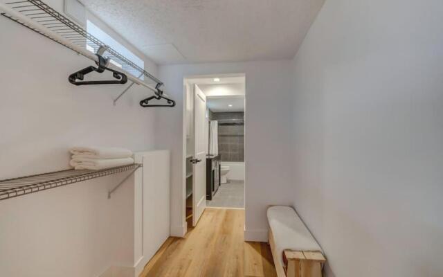 The Elm, 4 Bed Bungalow with Backyard and Firepit