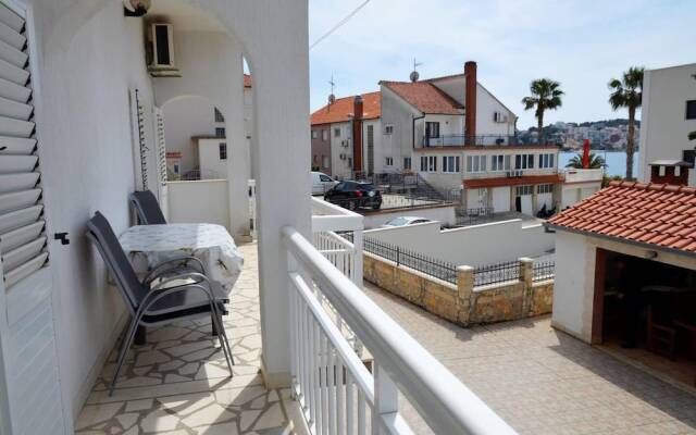 Stunning 2-bed Apartment in Okrug Gornji