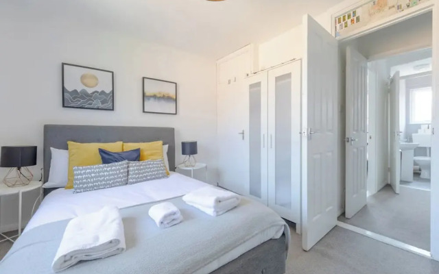 Lovely 4 Bed House w Garden, 1 Stop to Waterloo
