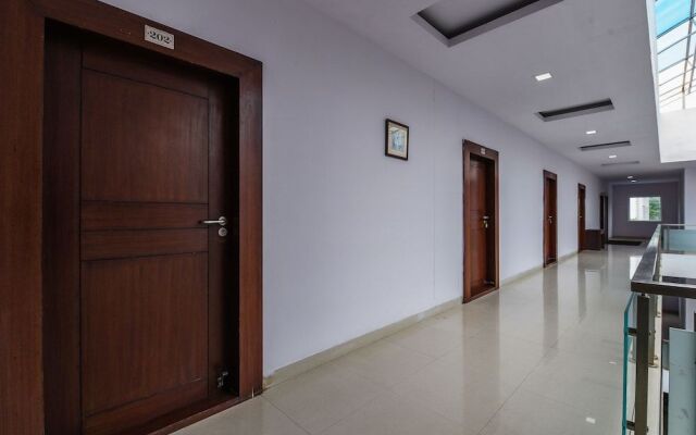 Oyo 16633 Green City Club House