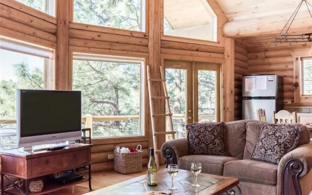 Mountain Valley View - Three Bedroom Cabin with Hot Tub