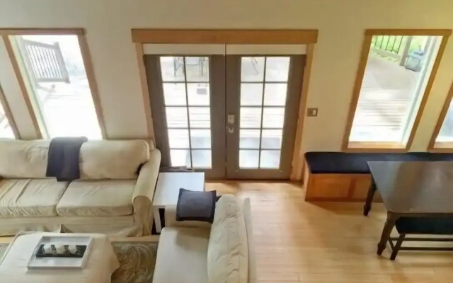 Glacier Holiday Chalet BL49769719018