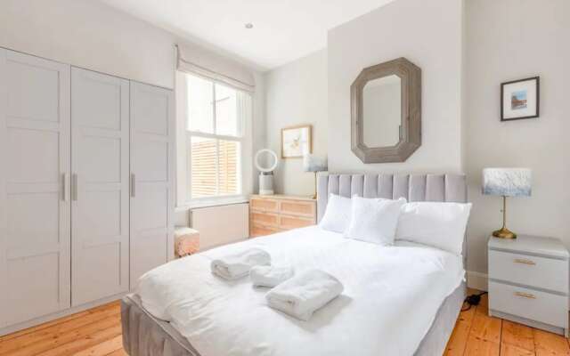 Stylish 1 Bedroom Apartment in Nine Elms With Garden