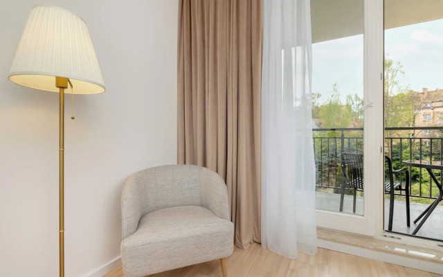 Spacious Apartment With Desk by Renters