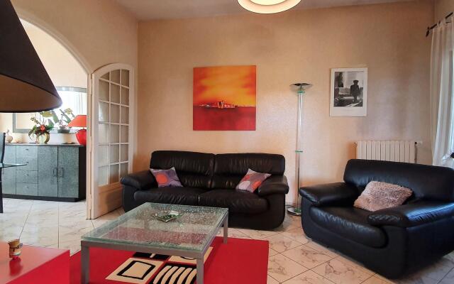 Majestic Villa in Homps With Private Pool