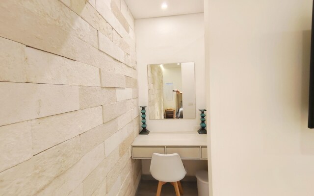 1st Luxury Warehouse