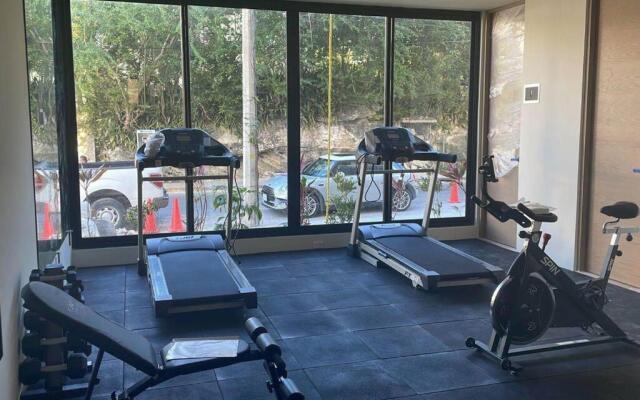 Centrally located gem - sunset views/rooftop pool 2BR/2Bath