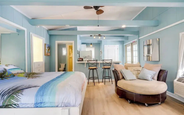 4 Mi to Downtown Chattanooga: Vibrant Studio