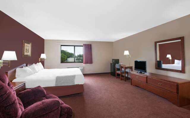 Super 8 by Wyndham Mason City