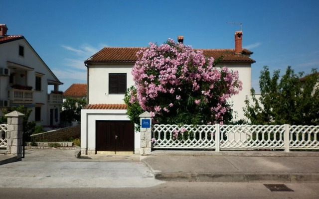 Tonia - Great Location & Afordable - SA2