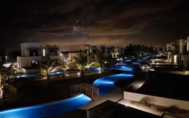 Chic Pool-view Studio With Balcony