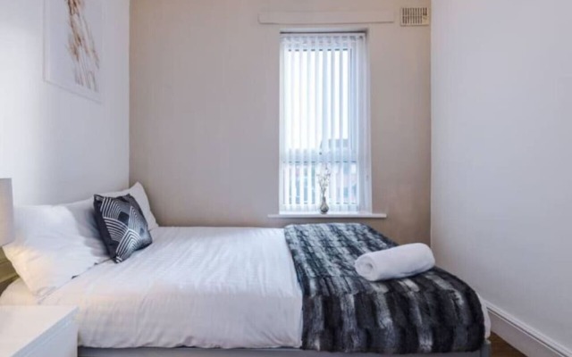 Spacious 4-Bed House Manchester