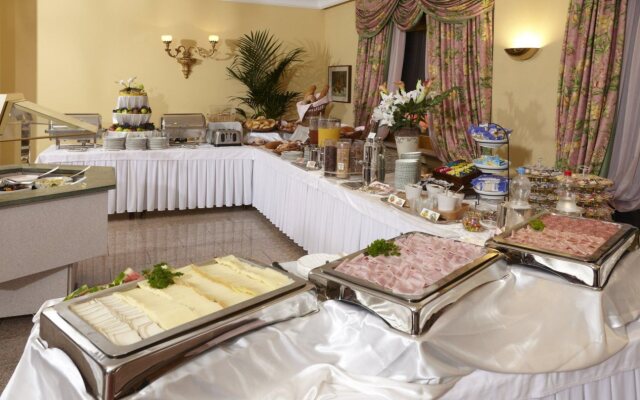 International au Lac Historic Lakeside Hotel