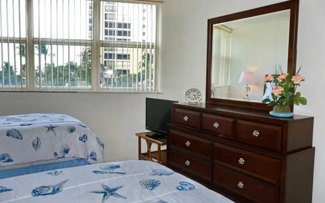 Cozy Beachfront Condo With Pool and Tennis Courts