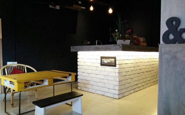 Monkey Motel & Café