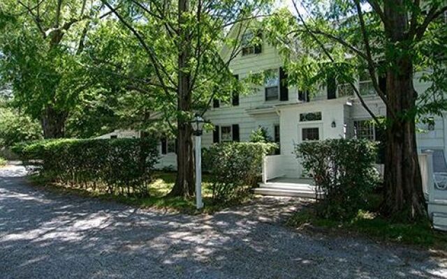 Village Latch Inn Hotel